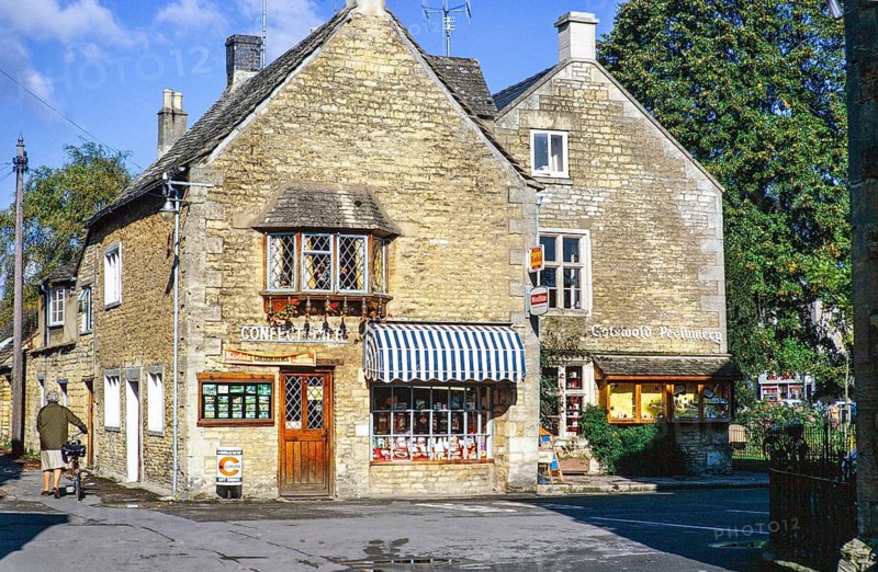 Cotswold Perfumery and Confectioner cornershop, Bourton on the Water, Gloucestershire, England, UK Oktober 1971