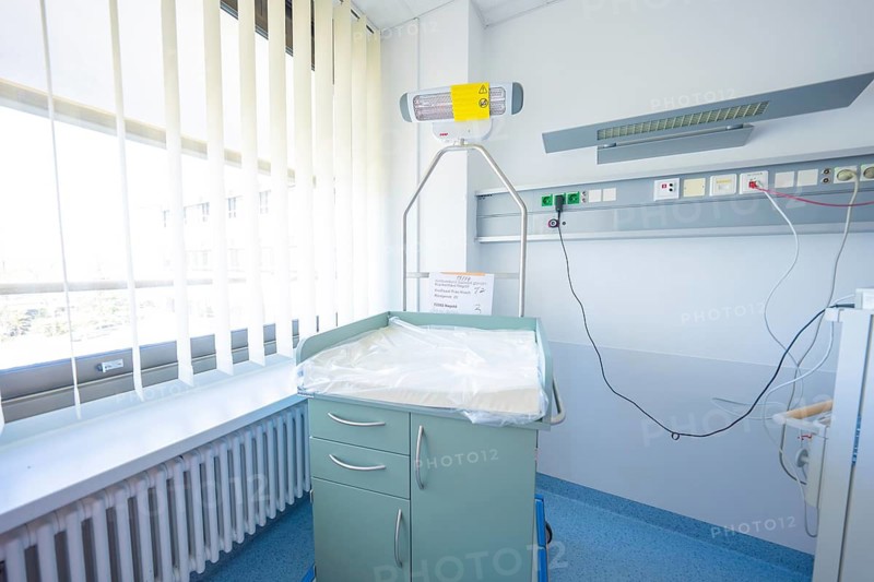 A baby bed with heat lamp and windows that let lots of light into the room, delivery room of the new gyn and obstetrics ward of the Southwest Clinic Network, Nagold, Calw district, Germany