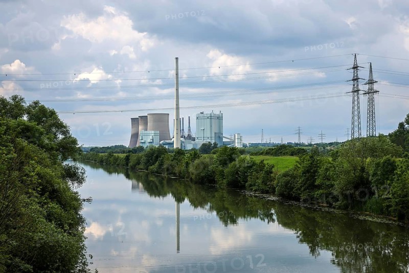 Hamm, North Rhine-Westphalia, Germany, countryside on the River Lippe with RWE Generation SE Gersteinwerk power station in Werne, Unna district. The Gersteinwerk is a combined steam power plant. RWE is planning to convert the power plant so that it can run on hydrogen