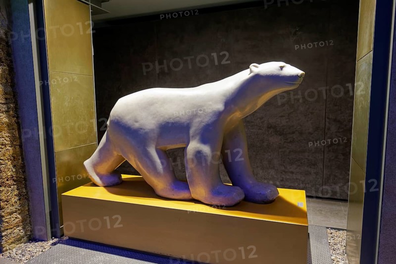 L' Ours blanc polar bear sculpture by Francois Pompon, Grande Galerie de l'Evolution, Musée National d'Historie Naturell, Museum of Natural History, Jardin de Plantes, Paris, France