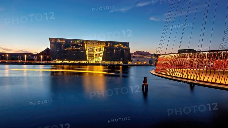 Abendansicht mit beleuchtetem modernen Gebäude und angrenzender Brücke, Kopenhagen, Dänemark, Cirkelbroen, Königliche Bibliothek