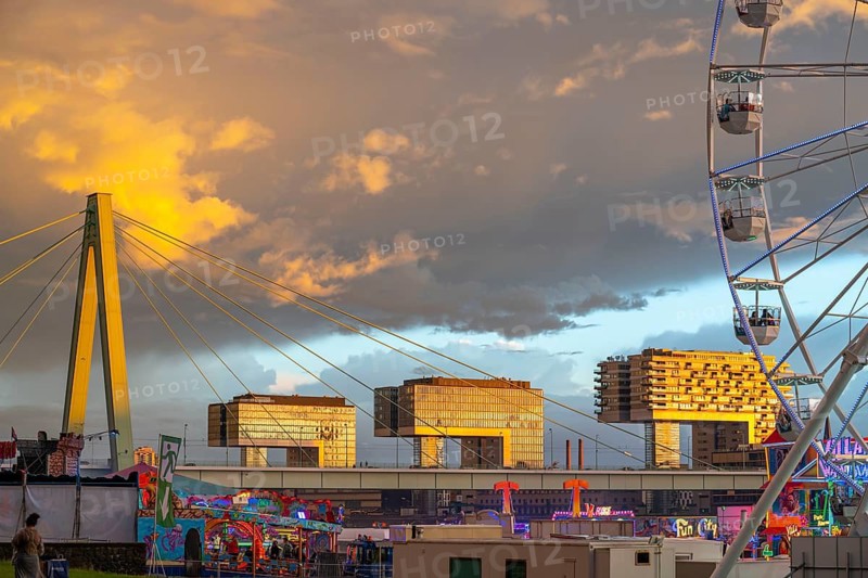Happy Colonia funfair, Corona-compliant funfair at the Deutzer Werft, on the Rhine, crane houses, Severinsbrücke, Rhine, Ferris wheel, a temporary amusement park of the Cologne Showmen's Association, under Corona conditions, with entrance fee and admission only with the 3-G conditions, distances, one-way street, Cologne, North Rhine-Westphalia, Germany