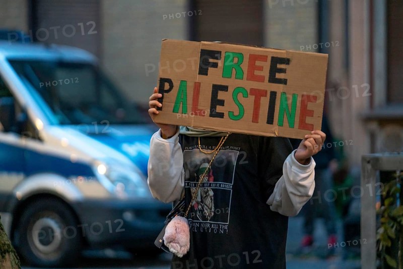 Demonstration by pro-Palestinian activists in Duisburg-Hochfeld, around 110 demonstrators marched through the neighbourhood justifying Hamas' attack against Israel, Duisburg, North Rhine-Westphalia, Germany