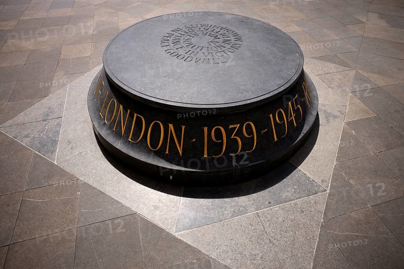 People of London Stone memorial stone, commemorates the approximately 30, 000 civilians who died during the German air raids in World War II, St Paul's Cathedral, City of London, London, England, Great Britain, Great Britain