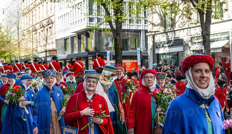 Parade of historically costumed guild members, Fraumünster Women's Guild Society, Sechseläuten or Sächsilüüte, Zurich Spring Festival, Zurich, Switzerland