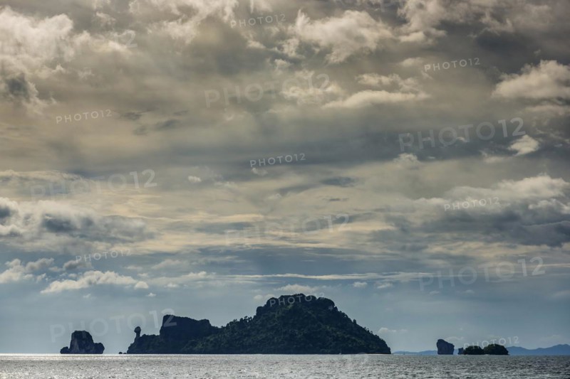 Island landscape with dramatic thunderstorm sky, thunderstorm, storm, stormy, cloudy, gloomy, weather, sky, dark, dark, storm clouds, threatening, nature, force of nature, sea, ocean, island, seascape, travel, tourism, seascape, climate, climate change, horizon, environment, atmosphere, danger, meteorology, weather forecast, rain, grey, dramatic, tropical, tropical rain, monsoon, season, season, Krabi, Thailand