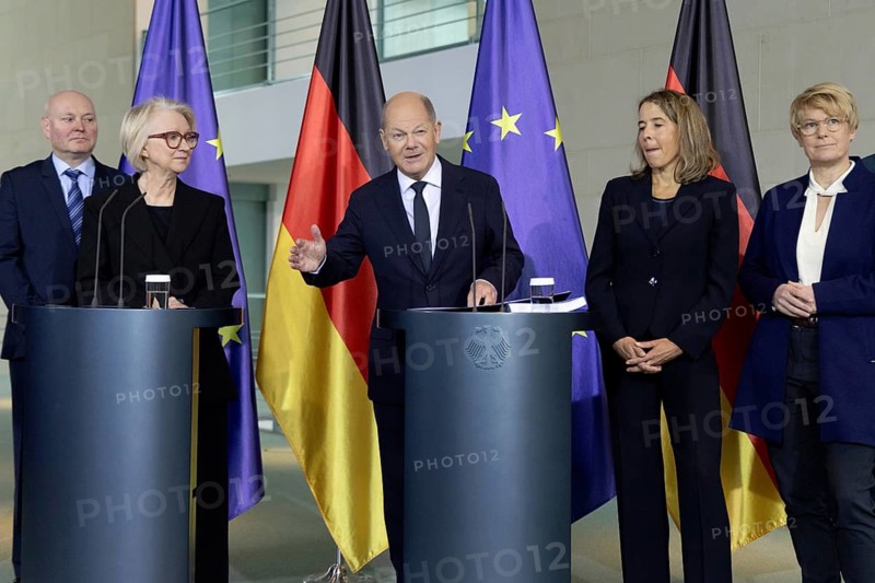 Prof. Dr Monika Schnitzer (Chairwoman of the German Council of Economic Experts), Prof. Achim Truger, Prof. Martin Werding, Prof. Veronika Grimm and Prof. Ulrike Malmendier from the German Council of Economic Experts present Olaf Scholz (Chancellor of the Federal Republic of Germany, SPD) with the 2024/2025 annual report entitled Addressing failures, modernising with determination at the Federal Chancellery on 13 November 2024