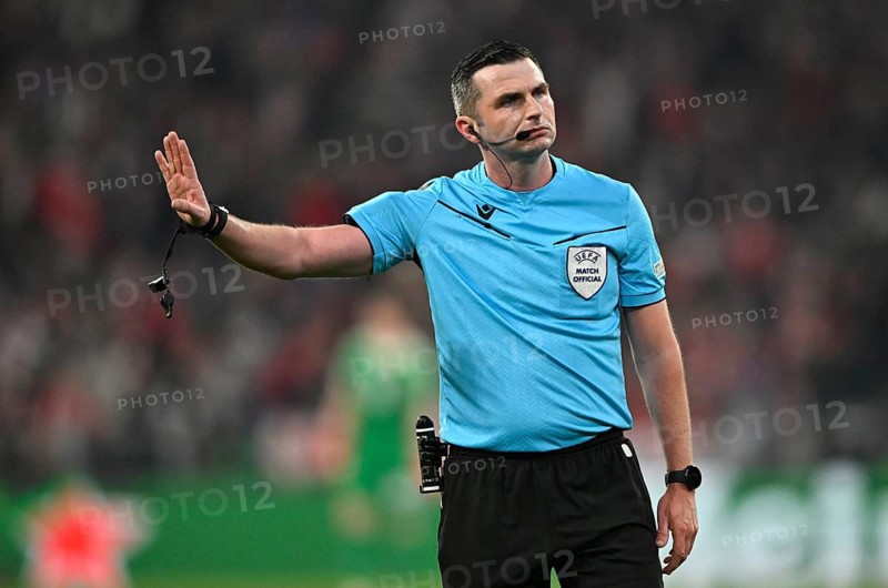 Referee Michael Oliver (ENG) Gesture Gesture UEFA Champions League Allianz Arena, Munich, Bavaria, Germany
