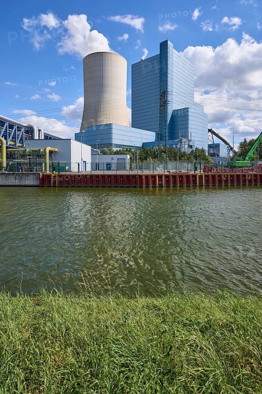 Datteln 4 coal-fired power station with cooling tower and Dortmund-Ems Canal in Datteln, Ruhr area, Recklinghausen district, North Rhine-Westphalia, Germany