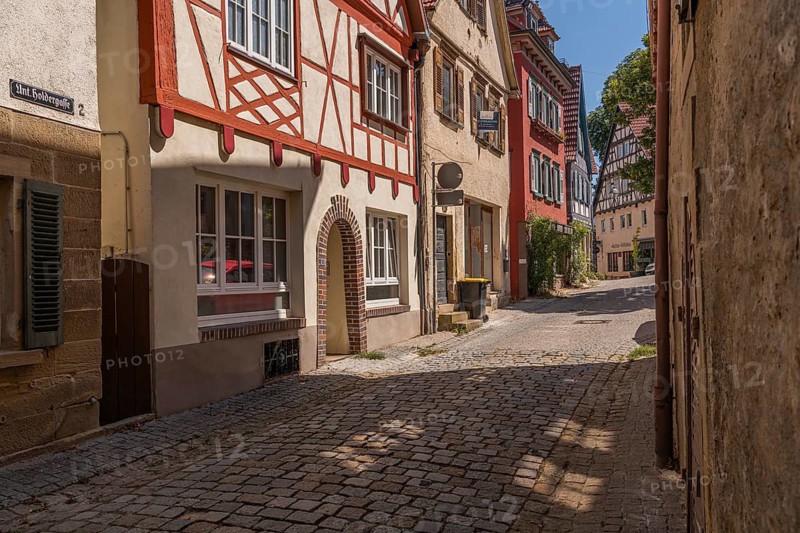Holdergassen, alleyway sign Untere Holdergasse, former vineyard quarters, picturesque little alleys, historic old town of Marbach am Neckar, historic old town, half-timbered houses, wine vines, wine tradition, vineyard houses, narrow alleys, historic buildings, cobblestones, medieval town, city history, local history, historic architecture, old town quarter, half-timbered architecture, summer, sunshine, Baden-Württemberg, Germany