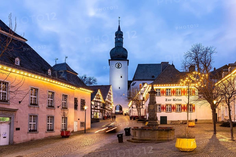 Old market with Maximilian fountain, Haus zur Krim and bell tower, Arnsberg, Hochsauerlandkreis, North Rhine-Westphalia