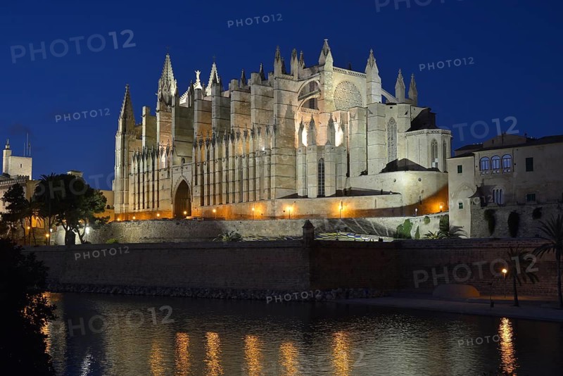 La Seu Cathedral, Palma Cathedral, at dusk, Palma, Majorca, Balearic Islands, Spain