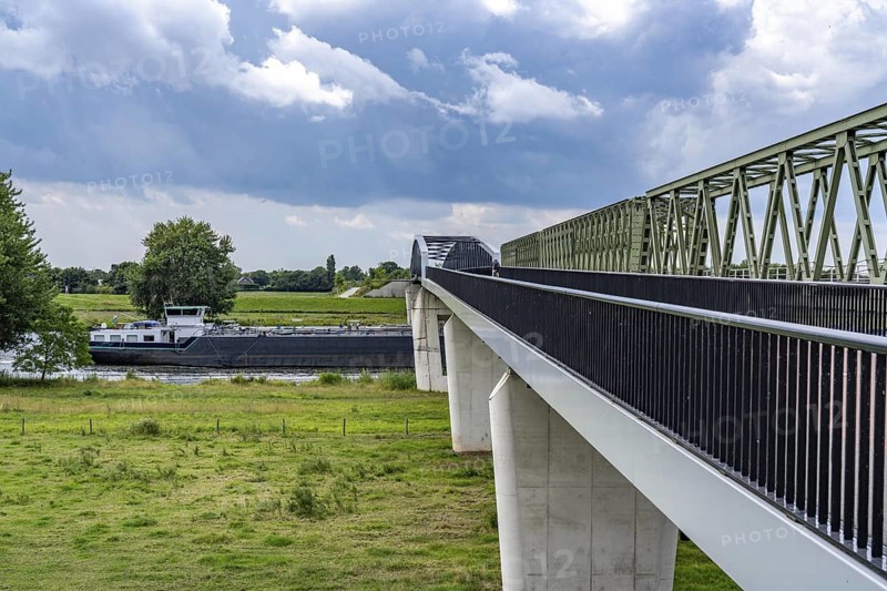 De Massover cycle path bridge, over the Meuse south of Nijmegen, near Cuijk, part of the MaasWaalpad long-distance cycle path, 12 km between Nijmegen and Cuijk, built in 2021, for 15 million euros, Meuse river crossing for cyclists and pedestrians, part of a cycle path network, used by many commuters, next to a railway bridge, Netherlands