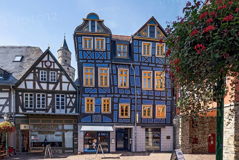 The Leaning House, colourfully painted half-timbered house, witches' tower, King Adolf Square, historic old town, Idstein, Rheingau Taunus district, German Half-Timbered House Route, Hesse, Germany
