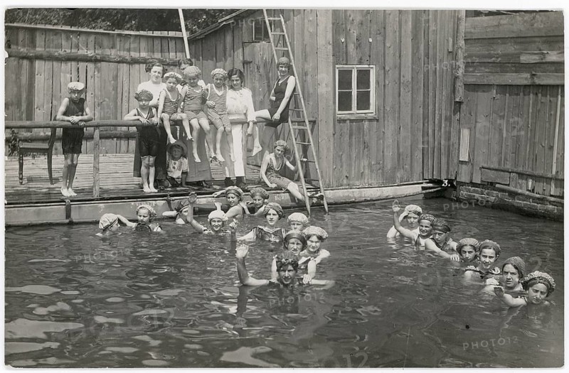 Bad Homburg, bathing, swimwear, woman, men, children, leisure, fun, summer, group in bathing suits in a smaller outdoor swimming pool near a wooden hut, photo by Hermann Kappesser, around 1920