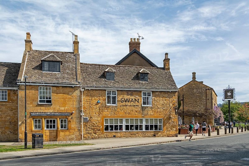Honey-coloured houses, The Swan pub, High Street, Broadway, Worcestershire, The Cotswolds, England, United Kingdom