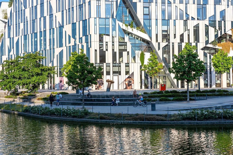 Kö-Bogen, building complex with offices, shops and restaurants, partly green façade, at Hofgarten Park, Landskrone Teich, in downtown Düsseldorf, at the end of the Nobel shopping street, Königsallee, North Rhine-Westphalia, Germany