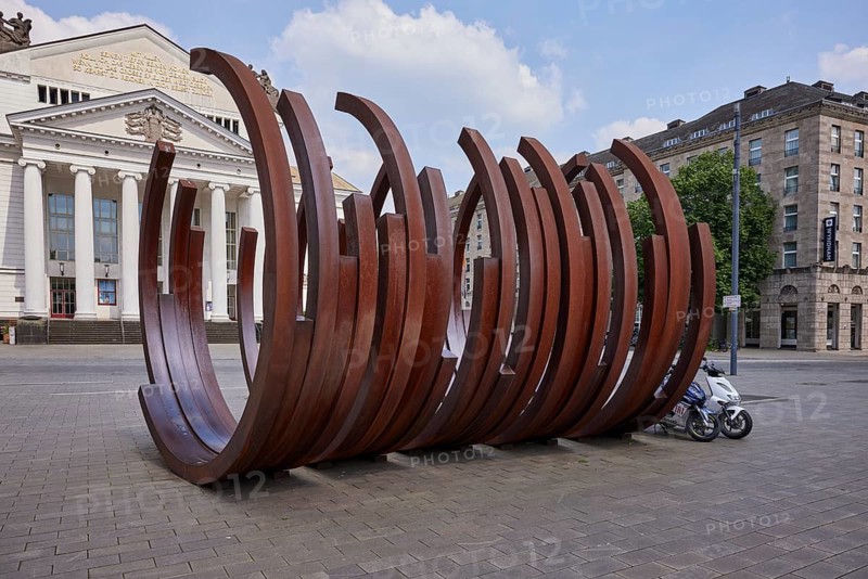 Sculpture 5 Arcs × 5 made of iron by the artist Bernar Venet in Duisburg, Ruhr area, independent city, North Rhine-Westphalia, Germany