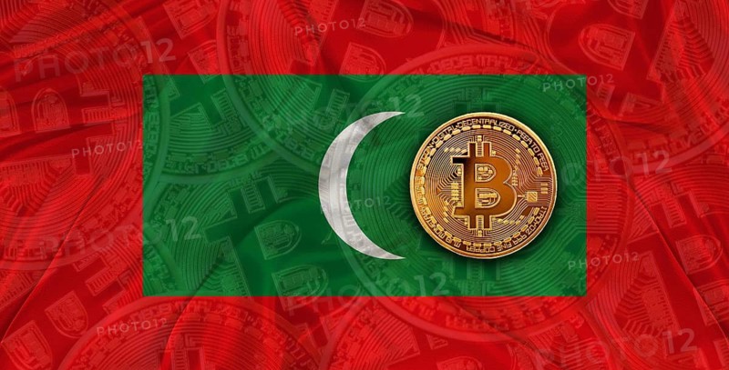 Investors in Blockchain Technology with Maldives flag background. Bitcoin cryptocurrency with Maldivian flag