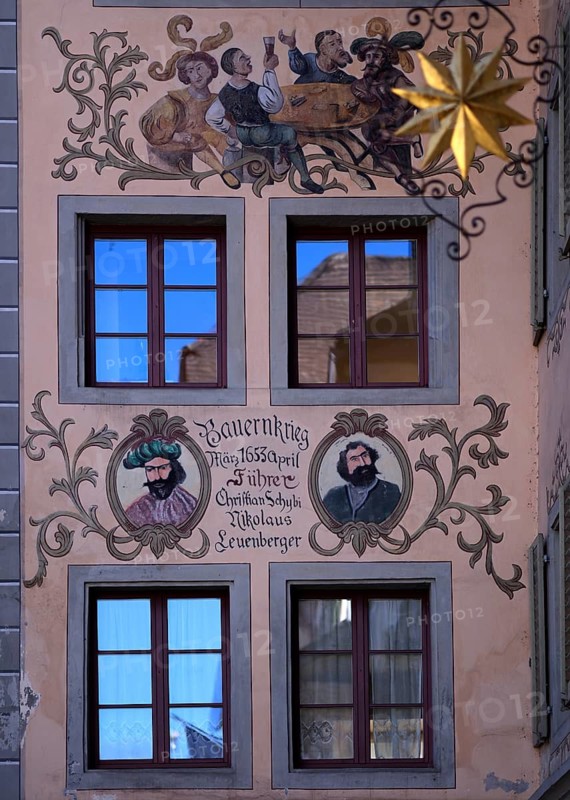 Window, façade, façade painting on the subject of the Peasants' War, mural, Gasthaus zum Sternen, nose sign, Hauptgasse, Willisau, Canton Lucerne, Switzerland