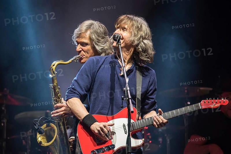 Wroclaw, Poland. 27th February, 2018. Concert of band Dire Straits Experience. Picture: Chris White (L) and Terence Reis (R)