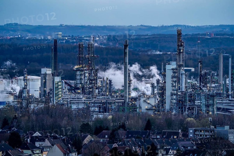 Ruhr Öl GmbH, BP Gelsenkirchen refinery, in GE-Horst, production of products from mineral oil, petrol, diesel, paraffin, view over the district Beckhausen, Gelsenkirchen, North Rhine-Westphalia, Germany