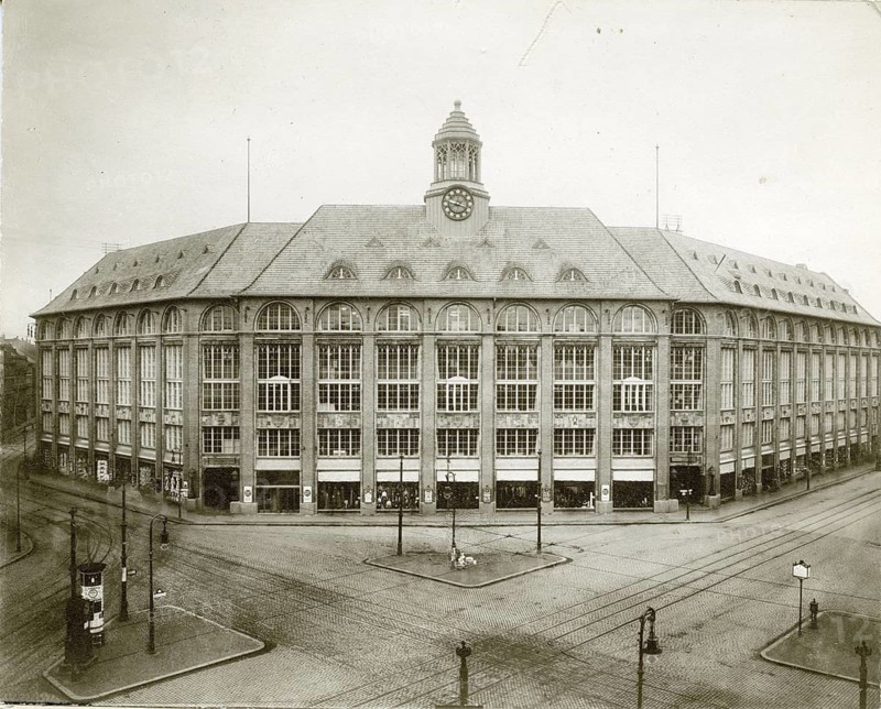 Wertheim department store, Berlin, Kreuzberg, Moritzplatz, architecture, Eugen Schmohl, 1912-13, large historic building with clock tower and street view, black and white photo, 1914, Max Missmann