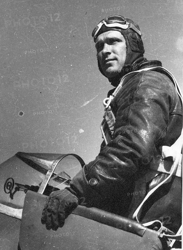 Boris Safanov. Soviet Air Force pilot. 1942 J. Chaldej: 'My friend has returned. He was awarded the Hero of the Soviet Union medal twice. '