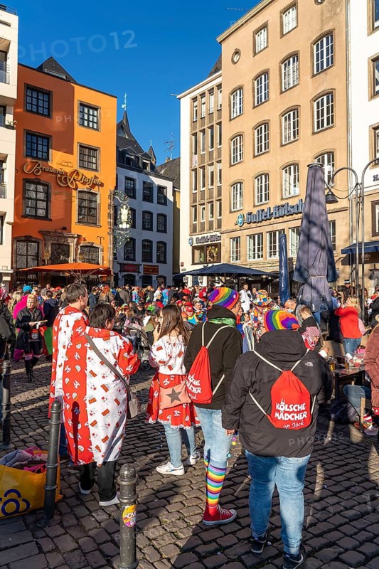 Rose Monday in Cologne, street carnival, on the Heumarkt, despite Corona, several thousand Jecke celebrate in Cologne's old town, the city is a customs zone, celebrate with 2G and Kölsch, North Rhine-Westphalia, Germany