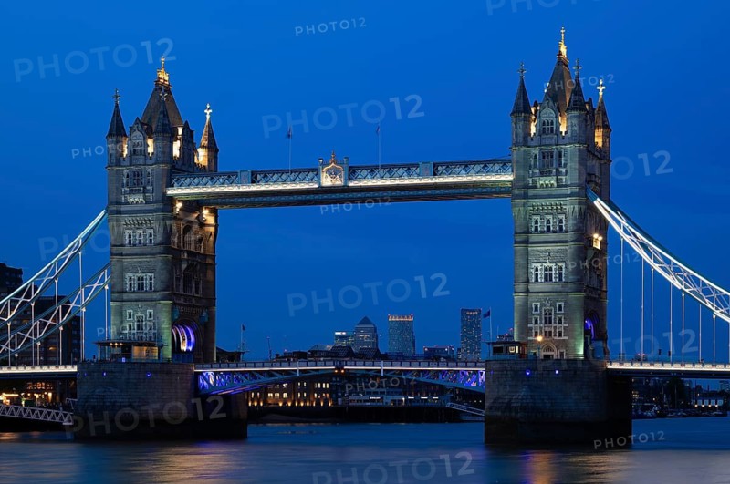 Thames, Tower Bridge, illuminated, behind Canary Wharf, dusk, blue hour, London, England, Great Britain, Great Britain
