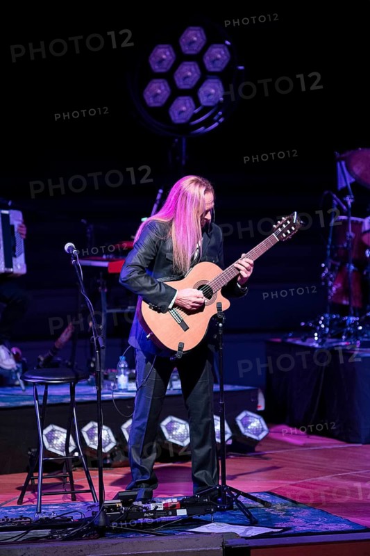 Uwe Hassbecker, guitarist of Silly live on elektroAKUSTIK Tour in the sold-out Berlin Philharmonie on 16.12.2024