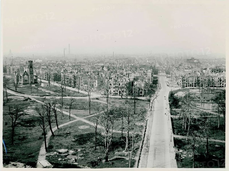 Tiergarten, Berlin, end of war, World War II, extensive view of a war-destroyed city with bare trees and ruins, 1945, Martin Badekow
