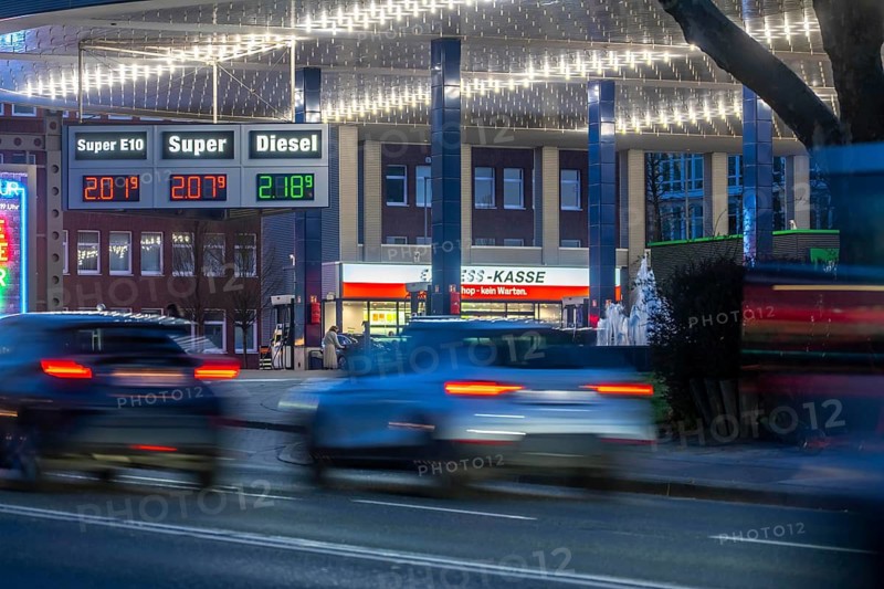 Gas station, high fuel prices due to the war in the Middle East, display board, Mr. Wash gas station in Essen, North Rhine-Westphalia, Germany