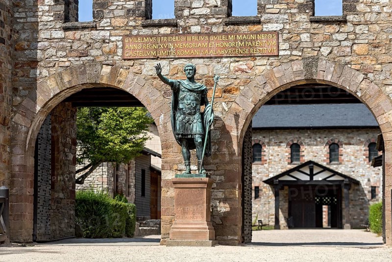 Main gate, Porta Praetoria with bronze statue of Emperor Antoninus Pius, plaque with inscription for Wilhelm II, Great Hall at the back, basilica, Saalburg Roman fort, reconstructed cohort fort, museum, archaeological park, Upper Germanic Raetian Limes, border of the Roman Empire, Bad Homburg vor der Höhe, Taunus, Hesse, Germany