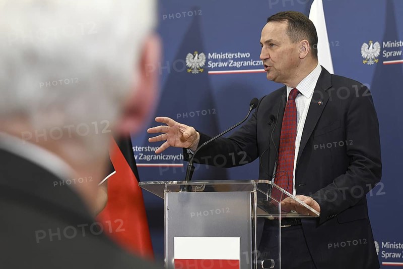Polish Foreign Minister Radoslaw Sikorski at a joint press conference with his German counterpart, Foreign Minister Annalena Bärbock, at the Collegium Polonicum in Slubice. The two met for talks in the border region of the twin city of Frankfurt/Oder and Slubice, first on the Polish side and then on foot across the Oder Bridge, before answering questions from students at Viadrina University