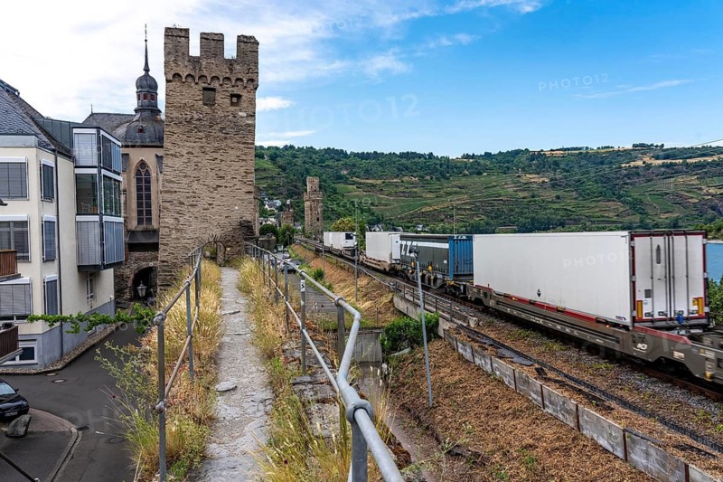Freight train, in the Upper Middle Rhine Valley, runs directly in front of the residential buildings, close to the buildings, in Oberwesel, along the historic city wall, on the left bank of the Rhine between Rüdesheim and Koblenz, one of the busiest railway lines in Europe, around 230 trains, including over 130 freight trains, run on the train ticket around the clock, extreme noise pollution for residents, some of which are a few meters away Live on the train line, Rhineland-Palatinate, Germany