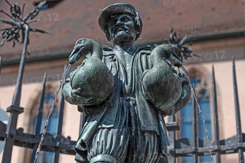 Detail, Gänsemännchenbrunnen, historic bronze figure from 1550 by the ore caster Pankraz Labenwolf, oldest fountain in the city of Nuremberg, Rathausplatz, Nuremberg, Middle Franconia, Bavaria, Germany
