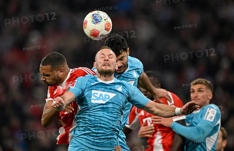 Head-to-head duel One-on-one action Vladimir Coufal TSG 1899 Hoffenheim (34) Ozan Kabak TSG 1899 Hoffenheim (05) v Jonathan Tah FC Bayern Munich FCB (04) Bundesliga football, Allianz Arena, Munich, Bavaria, Germany