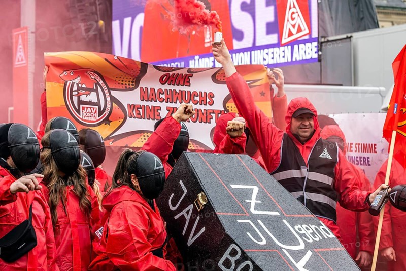 Day of action organised by IG Metall in Stuttgart. Metalworkers rally to fight for the future of industrial jobs. Their demands: Employers should stop cutting jobs and refrain from site closures and relocations. The union is expecting 25, 000 participants. Pyrotechnics of the trade union youth. Stuttgart, Baden-Württemberg, Germany