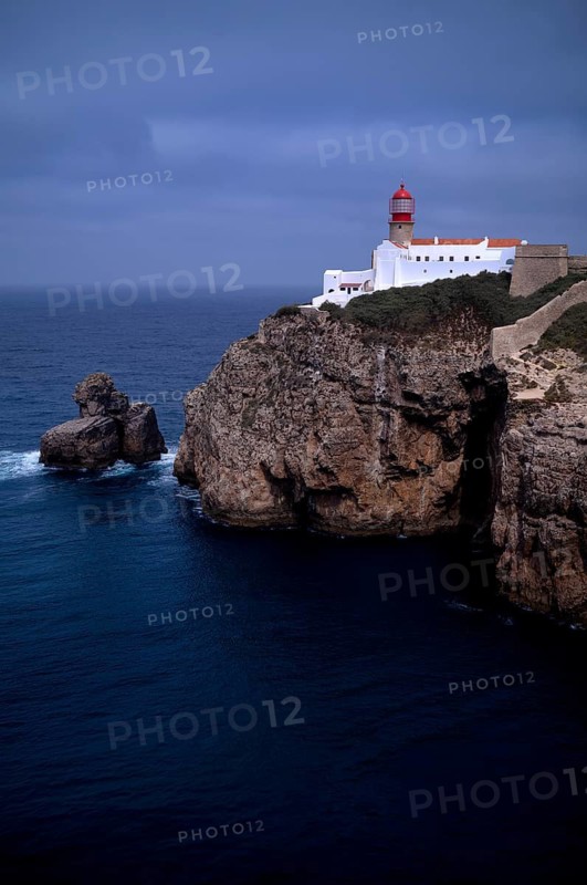 Lighthouse Farol do Cabo de São Vicente, Cape St. Vincent, Sagres, steep coast, Atlantic Ocean, Algarve, Portugal