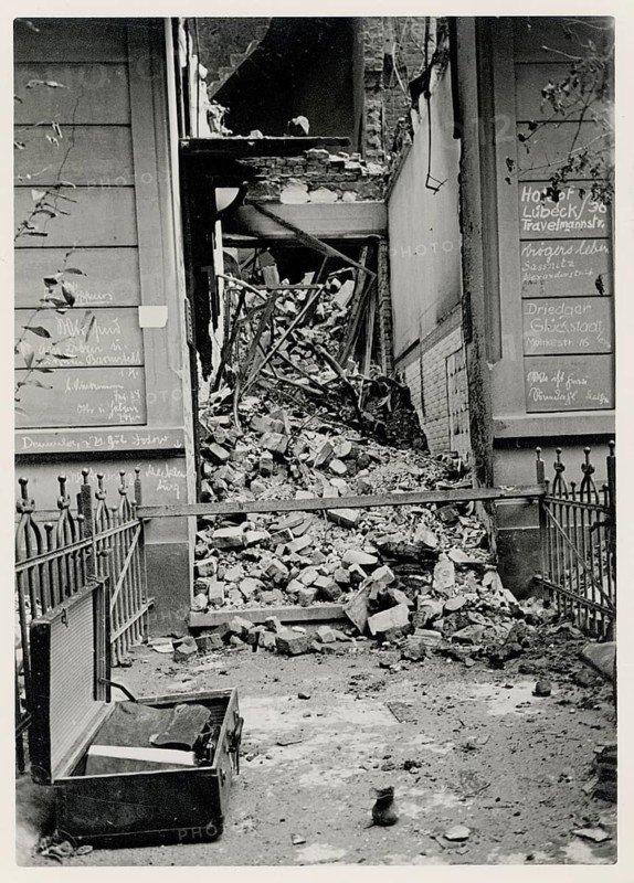 Lübeck, residential building, ruin, chalk notes on the whereabouts of the inhabitants, end of the war, National Socialism, Second World War, broken down suitcase, view of a collapsed room full of debris due to a destroyed building, May 1945