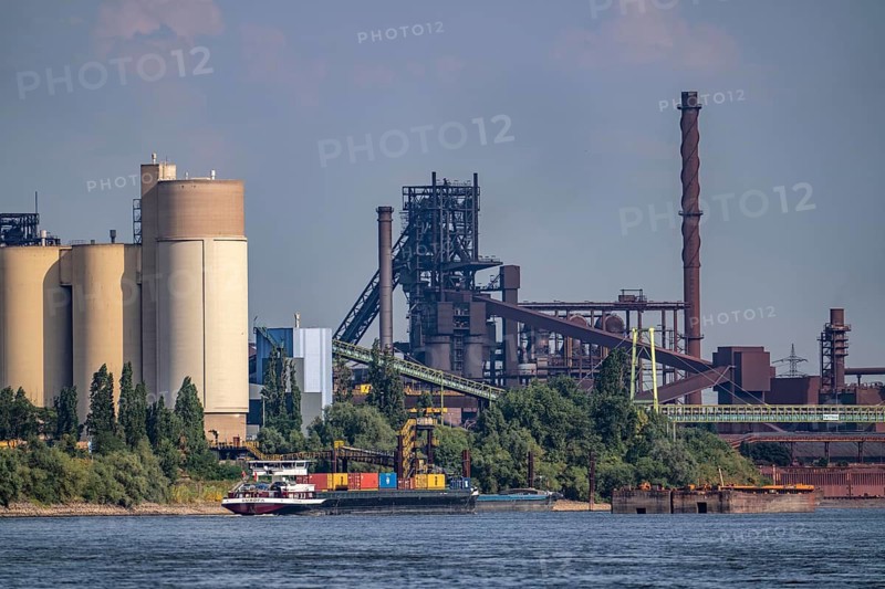 Extreme low tide, here at the ThyssenKrupp Steel Steel Plant in Duisburg-Marxloh, sandbanks have formed due to the low Rhine level, freighters can only travel with reduced load, the TKS steel mill has reduced its production as it can no longer deliver enough raw materials for the steel industry, Rhine level du-Ruhr at 170 cm, tendency falling, blast furnace, Duisburg, North Rhine-Westphalia, Germany