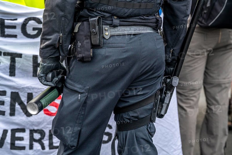 Demonstration against the AFD party conference in Essen, blockade of Alfredstraße, bridge over the A52 motorway, North Rhine-Westphalia, Germany