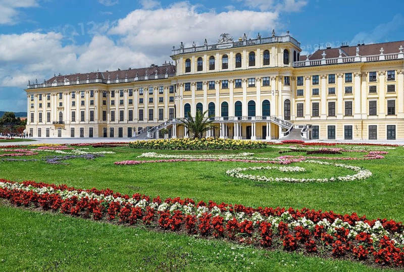 Palace park, flower garden, Schönbrunn Palace, former summer residence of the Habsburgs, Baroque, three-wing complex, built 1695-1743, UNESCO World Heritage Site, Hietzing 13th District, Vienna, Austria
