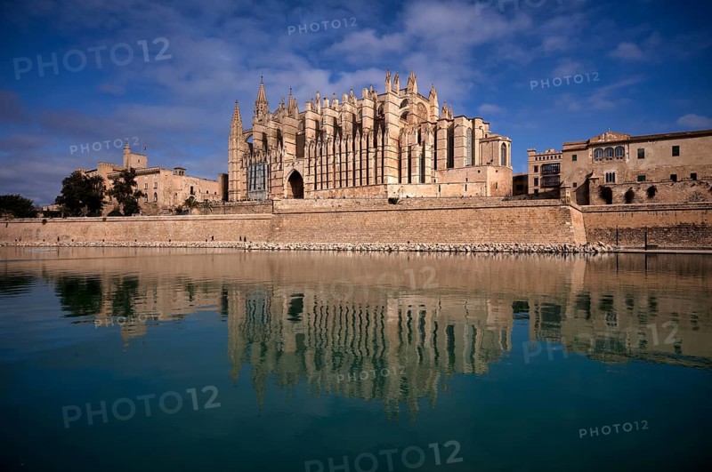 Palau Reial, Royal Palace La Almudaina and La Seu, Basilica de Santa Maria, Cathedral of St Mary, Reflection, Palma de Majorca, Majorca, Balearic Islands, Balearic Islands, Spain