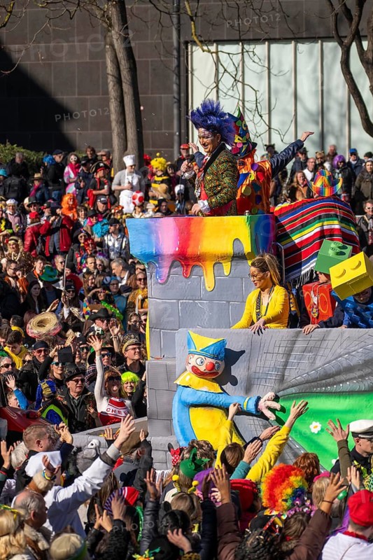 Rose Monday parade in Düsseldorf, motorised floats during the parade, dressed up fools at the street carnival, North Rhine-Westphalia, Germany