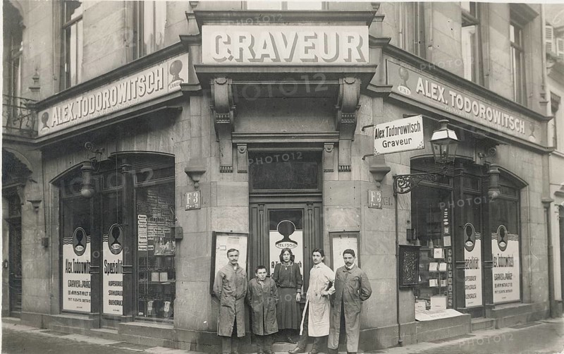 Vienna, Alex Todorovich, engraver, sign maker, shop, sales, people standing in front of an engraving shop, old signs and windows emphasize historical dimensions, around 1910