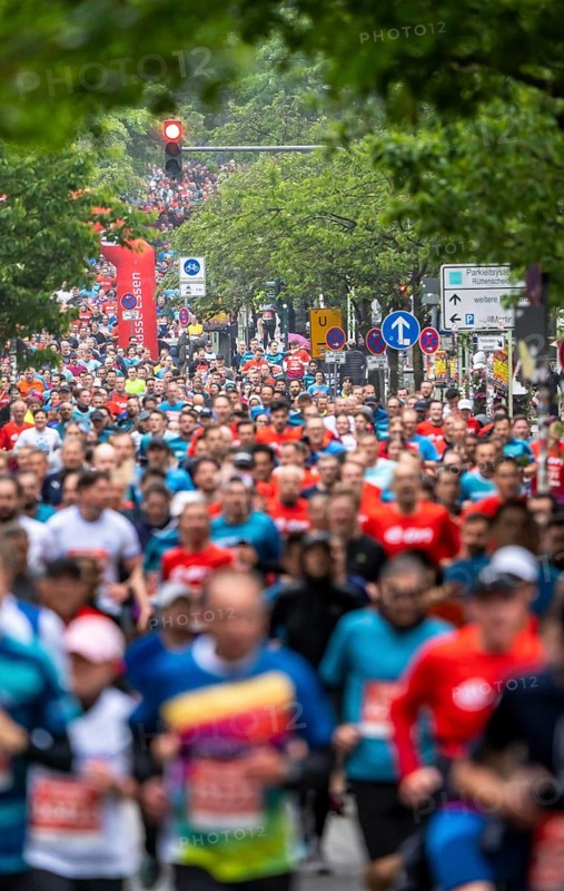 The Essen company run, traditional run, 5 KM running course through the Rüttenscheid district, with many spectators, over 14, 000 participants in 3 running waves, major event, Essen, North Rhine-Westphalia, Germany
