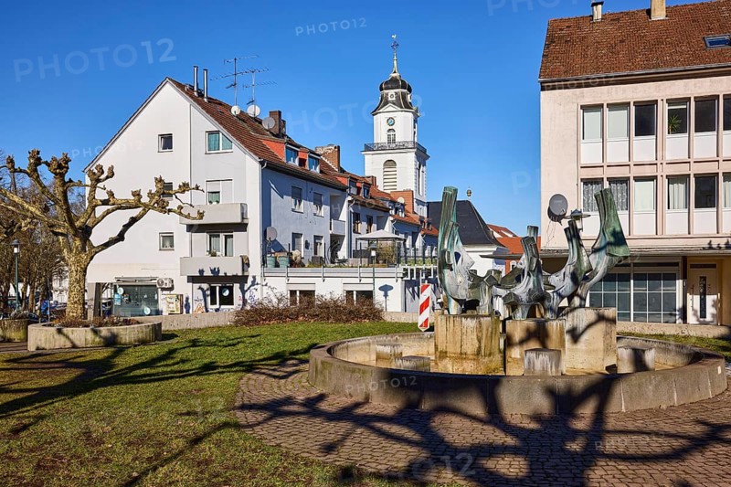 Fountain, bronze sculpture, sculptor Lothar Meßner, church tower, Friedenskirche Saarbrücken, apartment buildings, residential area, bare trees, plane trees (Platanus), blue sky, cloudless, Nanteser Platz, Schlossstraße, Saarbrücken, state capital, regional association Saarbrücken, Saarland, Germany