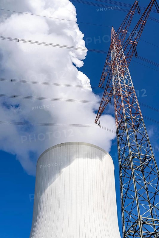 Cooling tower of the Duisburg-Walsum coal-fired power plant, combined heat and power plant operated by STEAG and EVN AG, 181 metres high, power plant unit 10, water vapour cloud, Duisburg, North Rhine-Westphalia, Germany